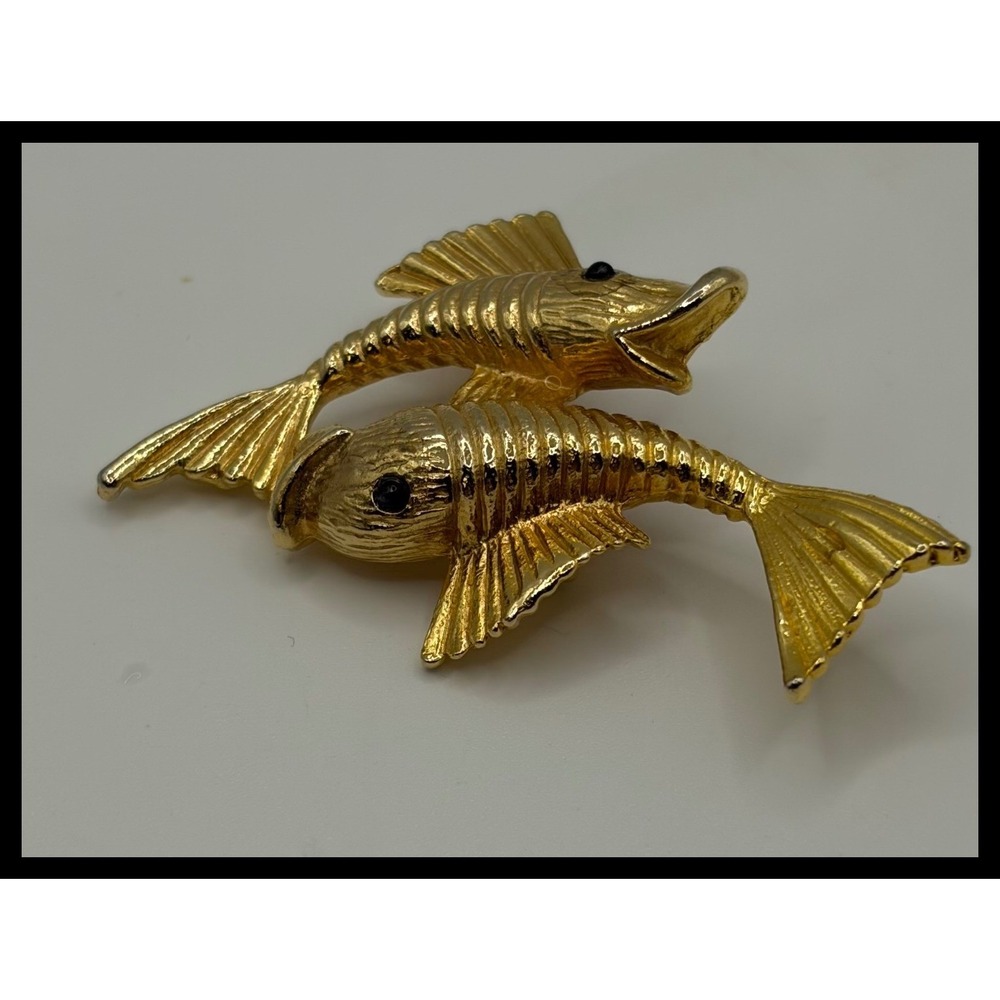 Vintage Double Koi Fish Brooch Gold Textured Animal Jewelry - Picture 4 of 5